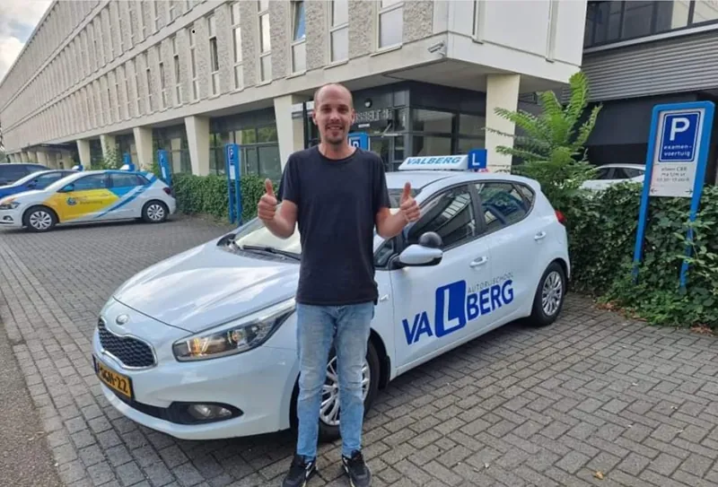 Trotse geslaagde kandidaat bij de lesauto van rijschool Valberg