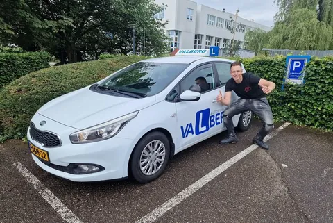 Trotse leerling na het praktijkexamen bij rijschool Valberg