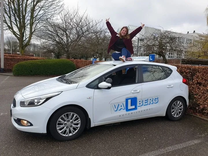 Blije geslaagde na het autorijexamen in Maastricht