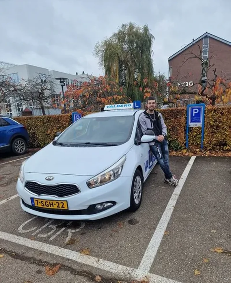 Geslaagde cursist na een succesvolle rijopleiding