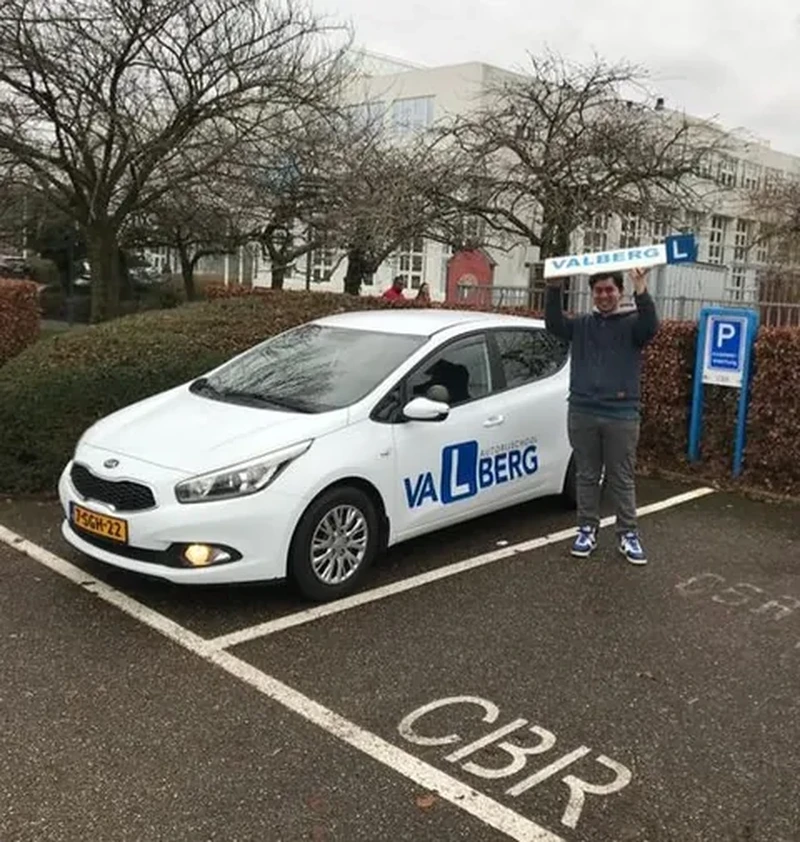 Geslaagde leerling van rijschool Valberg met het examenresultaat