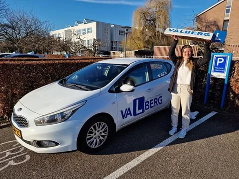 Blije nieuwe bestuurder na het halen van het rijbewijs
