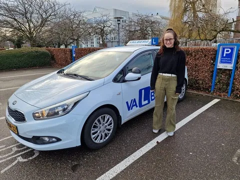 Geslaagde leerling bij de lesauto in Valkenburg