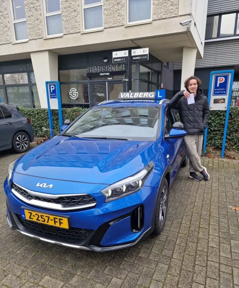 Jonathan is in één keer geslaagd voor zijn praktijkexamen
