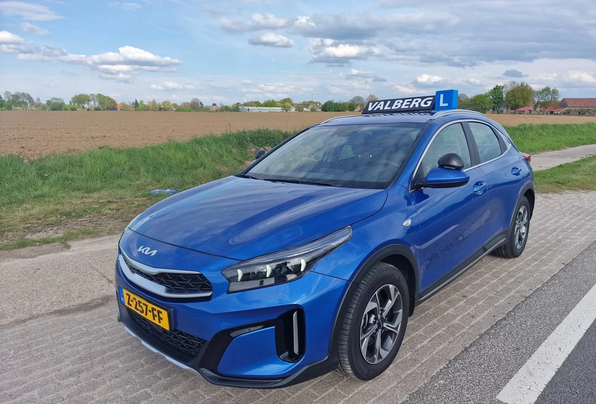 Lesauto van Autorijschool Valberg voor een opfriscursus in Valkenburg