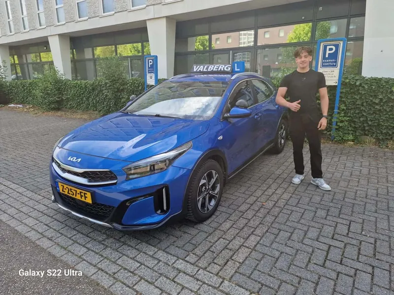 Geslaagde cursist van Autorijschool Valberg bij de lesauto